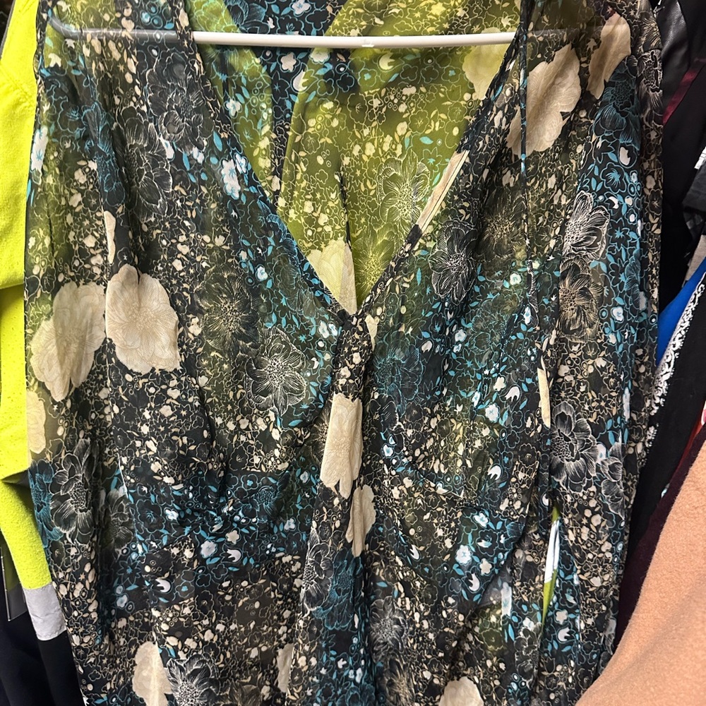 Elegant‎ Floral V-Neck Blouse